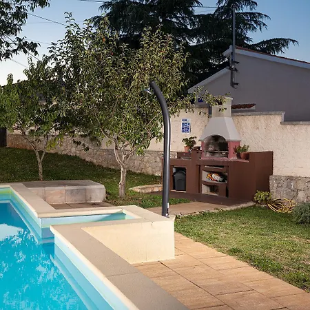 Kuzinici Holiday home Divsici