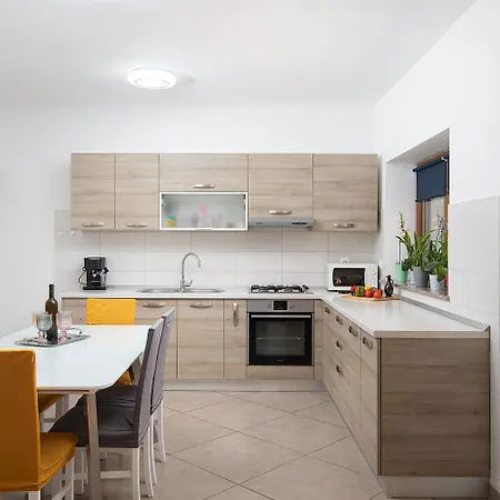 Kuzinici Holiday home Divsici